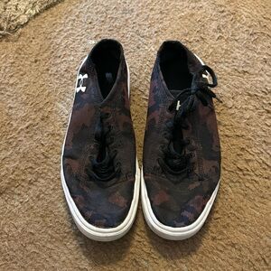 Under armor kids tennis shoes size 4Y Good condition.